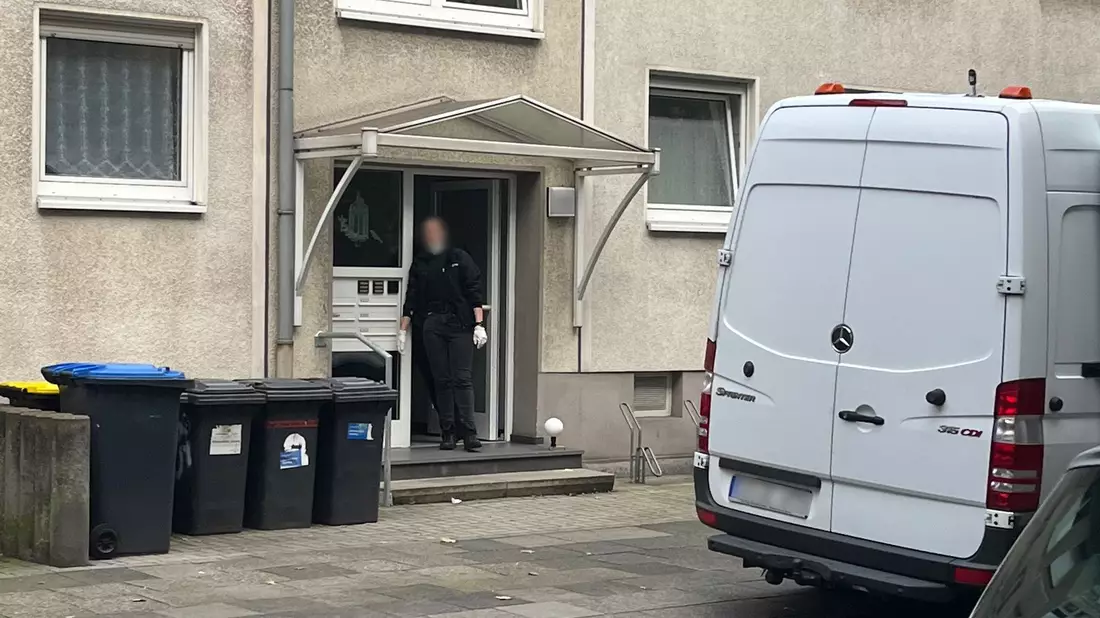 Der Tatort in Duisburg: Ein Polizist hat in Duisburg einen mit einem Messer bewaffneten Angreifer erschossen. - Bild: Chris Faith/Photography Alex Forstreuter/dpa