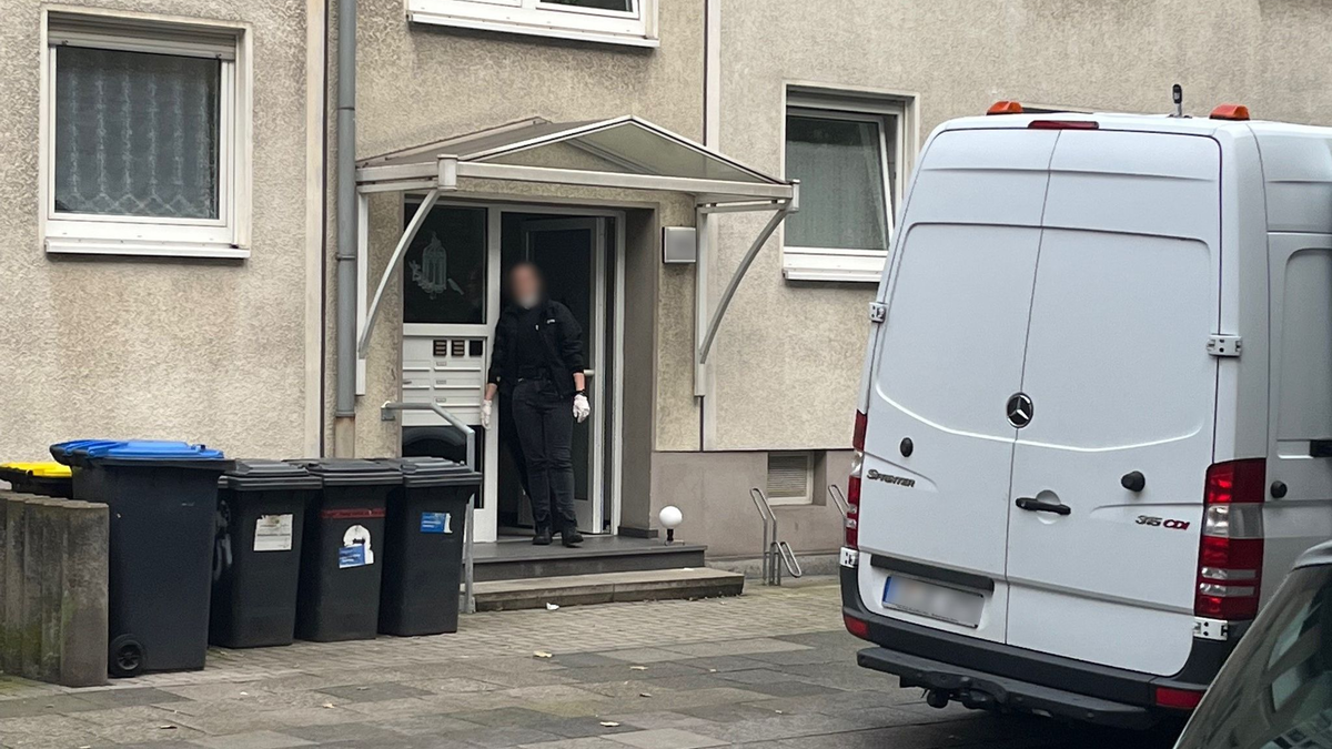 Der Tatort in Duisburg: Ein Polizist hat in Duisburg einen mit einem Messer bewaffneten Angreifer erschossen. - Foto: Chris Faith/Photography Alex Forstreuter/dpa