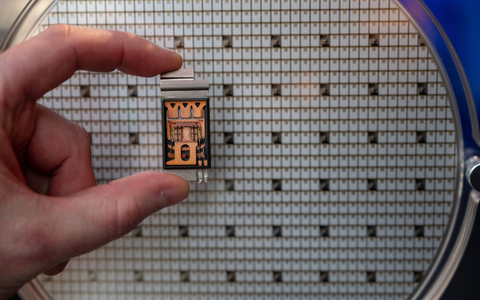 Europas Industrie sei besonders stark bei Autos und Elektrofahrzeugen und Industrieelektronik, die gerade für den Ausbau der Energienetze und für Wind- und Solaranlagen unersetzlich seien. «In beiden Märkten wird der Bedarf an Halbleitern massiv steigen», prognostiziert der ZVEI. - Foto: Harald Tittel/dpa