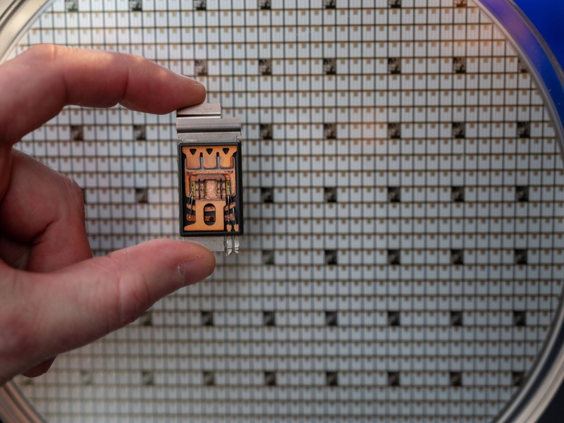 Europas Industrie sei besonders stark bei Autos und Elektrofahrzeugen und Industrieelektronik, die gerade für den Ausbau der Energienetze und für Wind- und Solaranlagen unersetzlich seien. «In beiden Märkten wird der Bedarf an Halbleitern massiv steigen», prognostiziert der ZVEI. - Foto: Harald Tittel/dpa