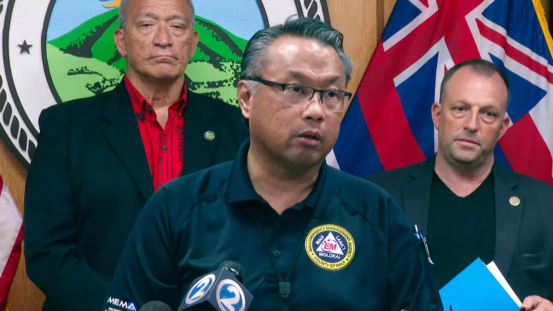 Herman Andaya (M), bisher Leiter der Katastrophenbehörde auf Maui, ist von seinem Amt zurückgetreten. - Bild: Mike Householder/AP/dpa