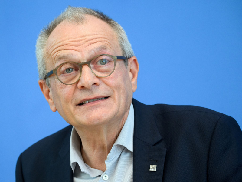 Ulrich Lilie, Präsident der Diakonie Deutschland, rückt in der Diskussion um die Kindergrundsicherung die mittel- und langfristigen Belastungen in den Fokus. - Foto: Bernd von Jutrczenka/dpa