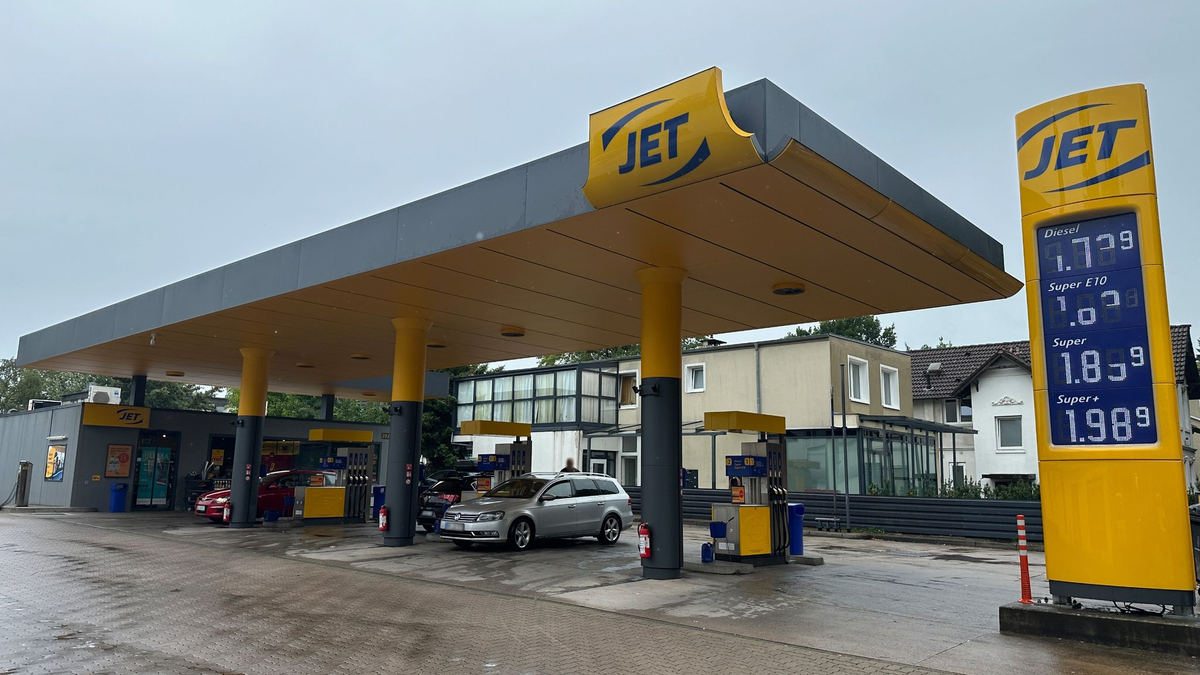 In Hamburg ist die Polizei am Donnerstagmorgen zu einem Einsatz an der Tankstelle gerufen worden. Ein Anrufer habe gemeldet, ein Mann habe ihn und eine Frau mit Kraftstoff übergossen. - Foto: Steven Hutchings/TNN/dpa