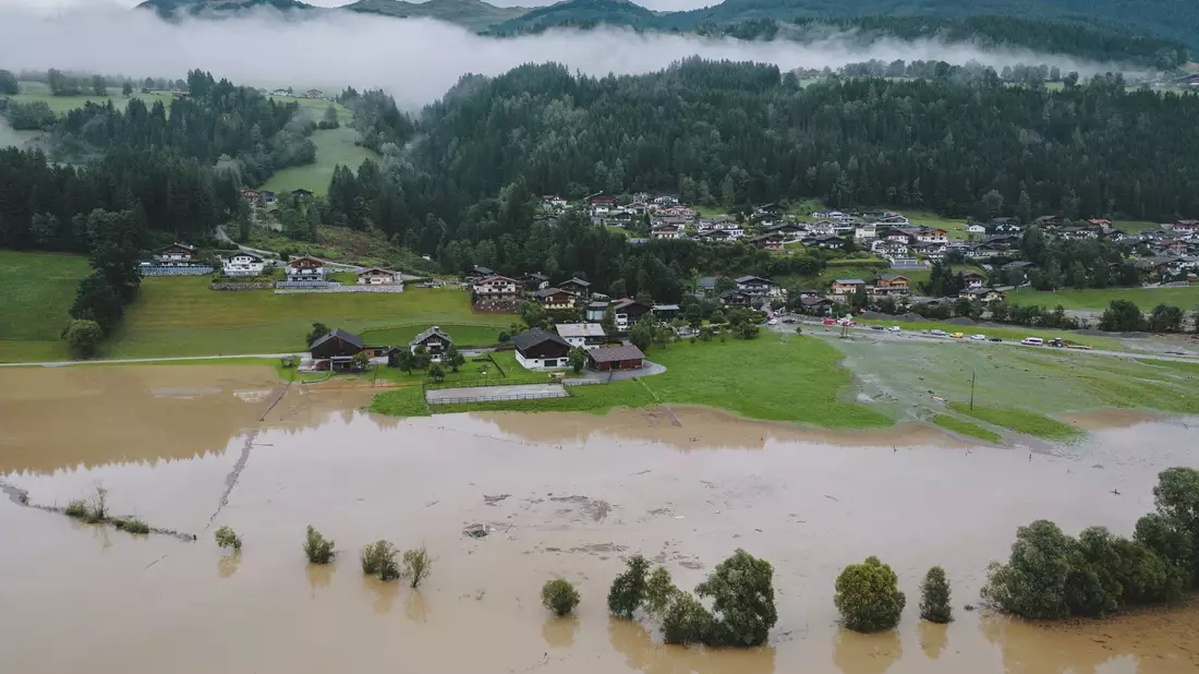 Starker Regen hat in Teilen Salzburgs in der Nacht zu Murenabgängen und Überflutungen gesorgt. - Bild: Expa/ Jfk/APA/dpa