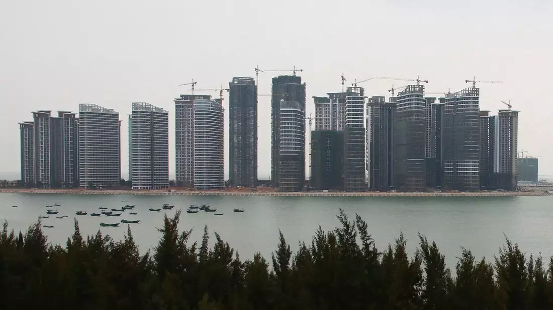 Evergrande-Gebäude auf der künstlichen Insel Haihua im chinesischen Danzhou. - Bild: Uncredited/CHINATOPIX/dpa