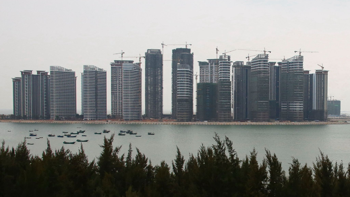 Evergrande-Gebäude auf der künstlichen Insel Haihua im chinesischen Danzhou. - Foto: Uncredited/CHINATOPIX/dpa