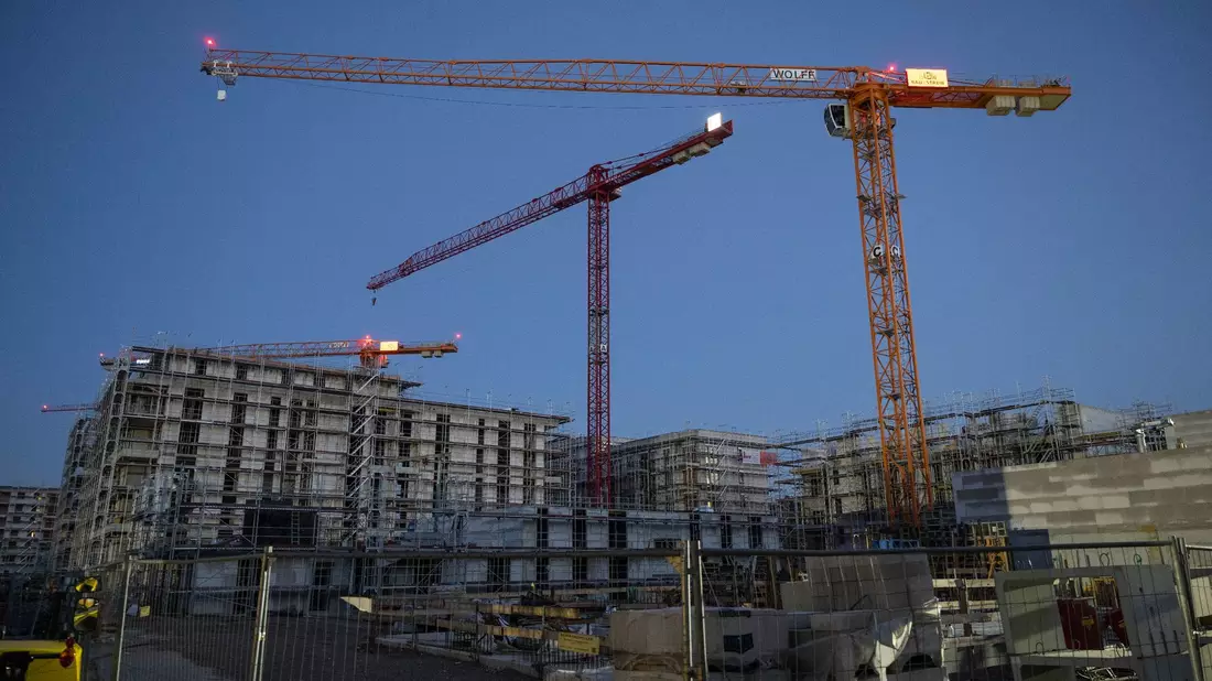 Der jahrelang boomende Wohnungsbau ist wegen des starken Zinsanstiegs und teurerer Materialien abrupt ins Stocken geraten. - Bild: Boris Roessler/dpa