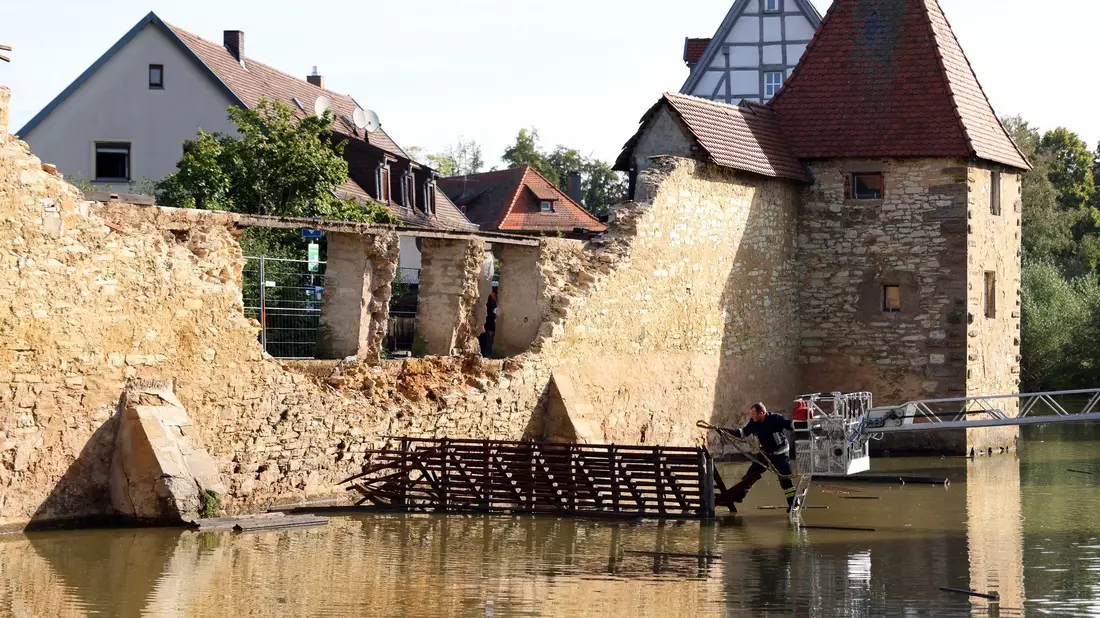 Blick auf den eingestürzten Teil der historischen Stadtmauer am Seeweiher in Weißenburg. - Bild: Goppelt/vifogra/dpa