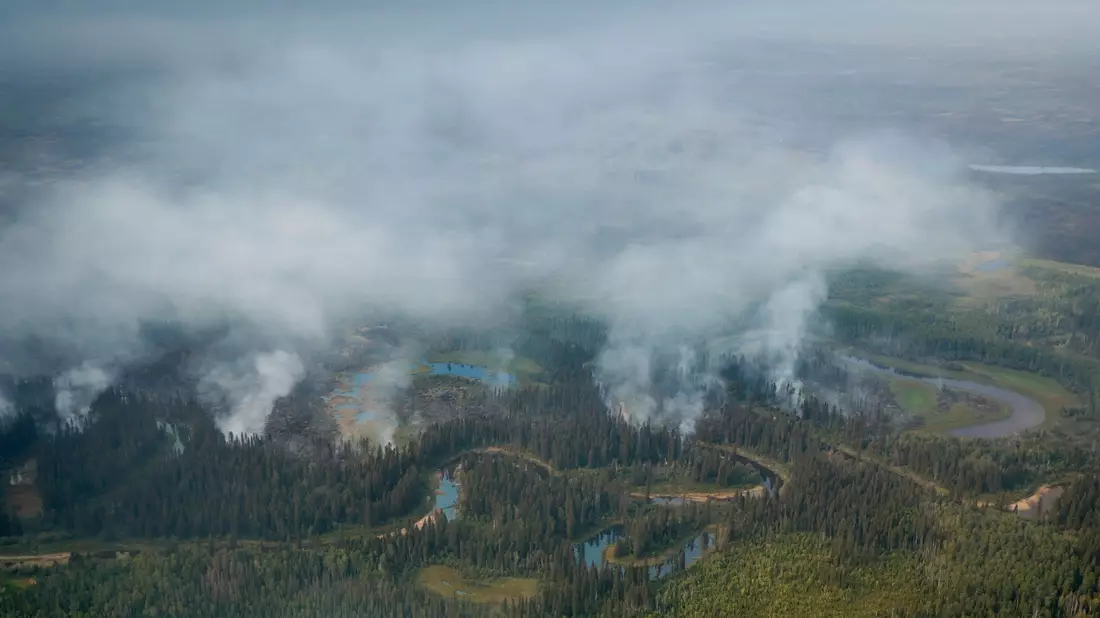 Rauch steigt aus den brennenden Wäldern in den Nordwest-Territorien Kanada. - Bild: Jeff McIntosh/The Canadian Press via AP/dpa