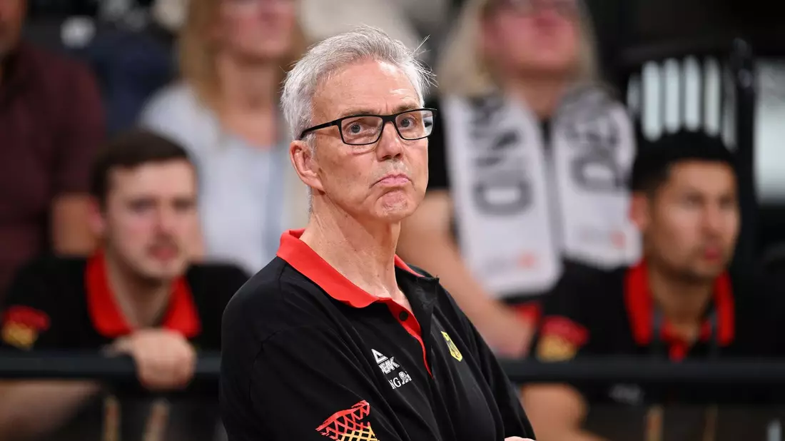Deutschlands Bundestrainer Gordon Herbert steht am Spielfeldrand. - Bild: Daniel Reinhardt/dpa/Archivbild