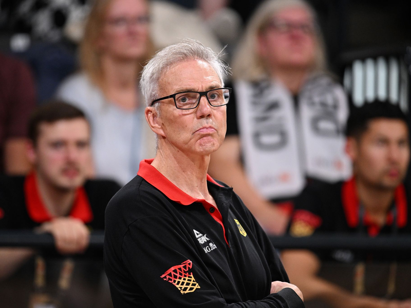 Deutschlands Bundestrainer Gordon Herbert steht am Spielfeldrand. - Foto: Daniel Reinhardt/dpa/Archivbild