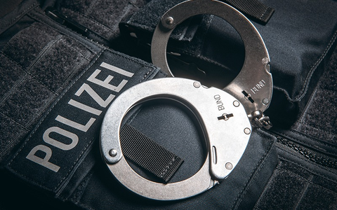 BPOL NRW: 68-Jähriger mittels vier Haftbefehlen der Staatsanwaltschaft Köln wegen Eigentumsdelikten und Betruges sowie Bestechung ausgeschrieben - Bundespolizei nimmt fest - Foto: presseportal.de