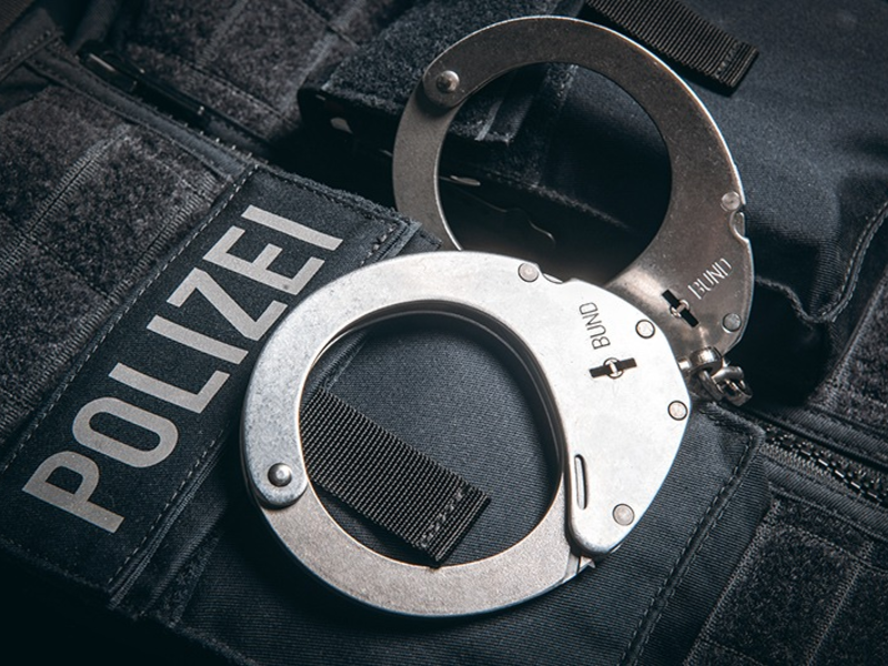 BPOL NRW: 68-Jähriger mittels vier Haftbefehlen der Staatsanwaltschaft Köln wegen Eigentumsdelikten und Betruges sowie Bestechung ausgeschrieben - Bundespolizei nimmt fest - Foto: presseportal.de