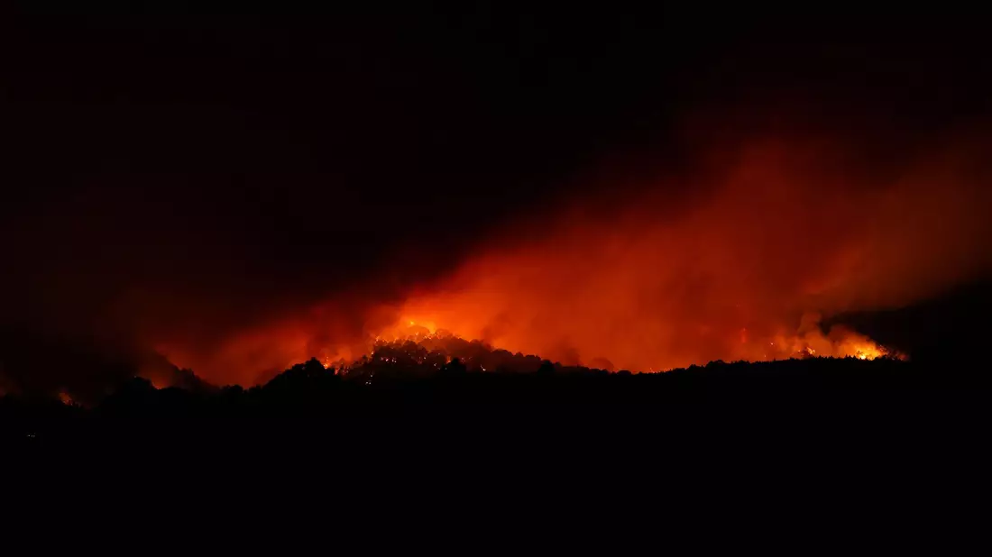 Flammen wüten am Mittwoch in der Nähe der Gemeinde Arafo auf Teneriffa. - Bild: Europa Press/EUROPA PRESS/dpa