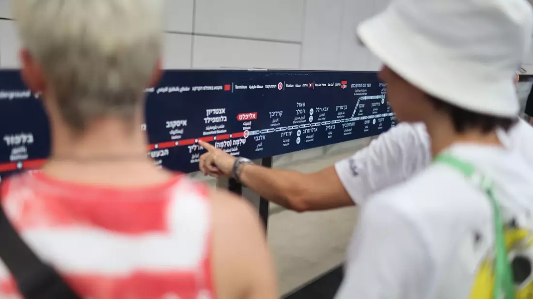 Menschen informieren sich über die Haltestationen der neuen Stadtbahn am Tag ihrer inbetriebnahme. - Bild: Ilia Yefimovich/dpa