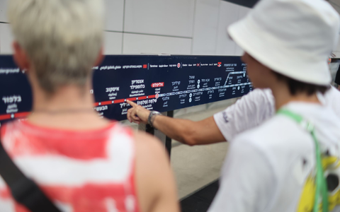 Menschen informieren sich über die Haltestationen der neuen Stadtbahn am Tag ihrer inbetriebnahme. - Foto: Ilia Yefimovich/dpa