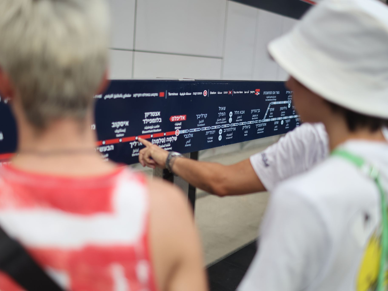 Menschen informieren sich über die Haltestationen der neuen Stadtbahn am Tag ihrer inbetriebnahme. - Foto: Ilia Yefimovich/dpa