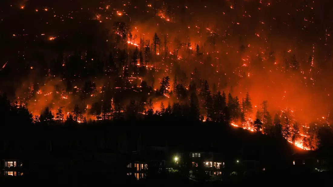 Ein Waldbrand am McDougall Creek in West Kelowna. - Bild: DARRYL DYCK/The Canadian Press/AP/dpa