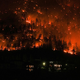 Ein Waldbrand am McDougall Creek in West Kelowna. - Foto: DARRYL DYCK/The Canadian Press/AP/dpa
