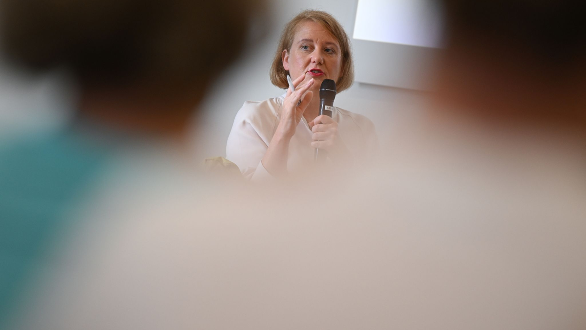 Bundesfamilienministerin Lisa Paus steht im Mittelpunkt des Koalitions-Streits um die Kindergrundsicherung. - Foto: Arne Dedert/dpa