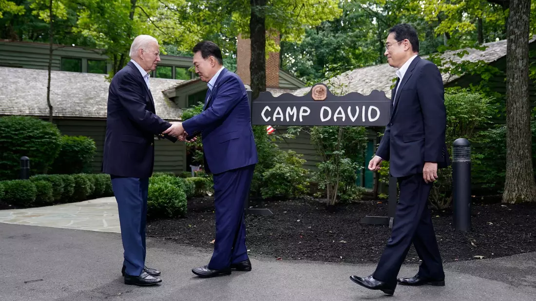 US-Präsident Joe Biden (M), Japans Premierminister Fumio Kishida (r), und Südkoreas Präsident Yoon Suk Yeol bei einer  Pressekonferenz in Camp David. - Bild: Andrew Harnik/AP/dpa