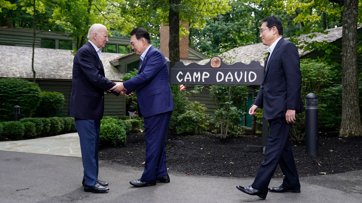 US-Präsident Joe Biden (M), Japans Premierminister Fumio Kishida (r), und Südkoreas Präsident Yoon Suk Yeol bei einer  Pressekonferenz in Camp David. - Foto: Andrew Harnik/AP/dpa