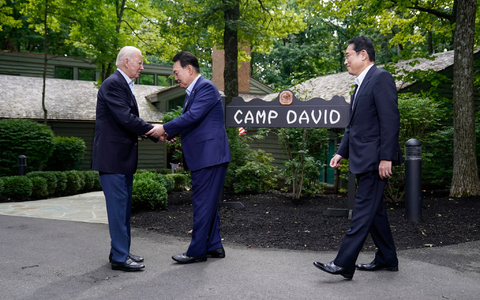 US-Präsident Joe Biden (l) begrüßt seine Gäste zum Gipfel in Camp David. - Foto: Andrew Harnik/AP/dpa