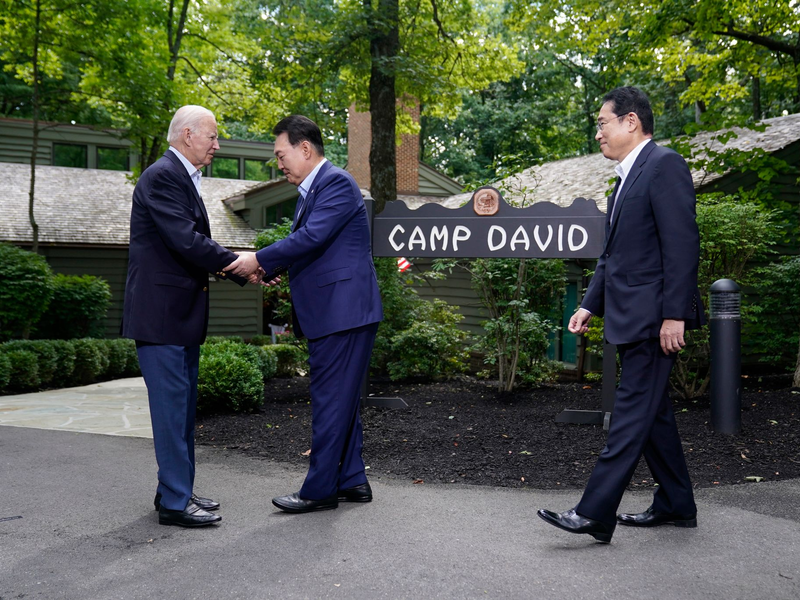US-Präsident Joe Biden (l) begrüßt seine Gäste zum Gipfel in Camp David. - Foto: Andrew Harnik/AP/dpa