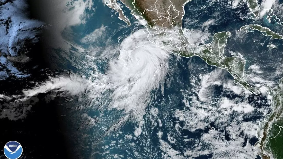 Dieses von der National Oceanic and Atmospheric Administration (NOAA) zur Verfügung gestellte Satellitenbild zeigt den Hurrikan «Hilary» vor der Pazifikküste Mexikos. - Bild: Uncredited/NOAA/AP/dpa