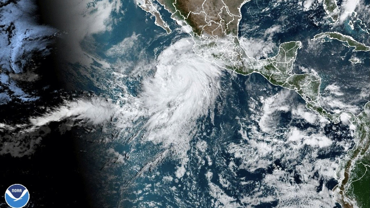 Dieses von der National Oceanic and Atmospheric Administration (NOAA) zur Verfügung gestellte Satellitenbild zeigt den Hurrikan «Hilary» vor der Pazifikküste Mexikos. - Foto: Uncredited/NOAA/AP/dpa