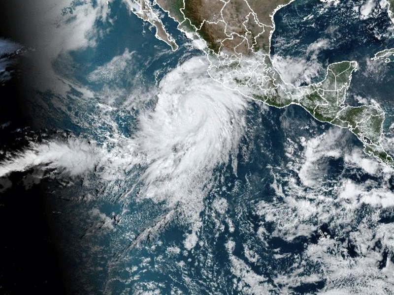 Dieses von der National Oceanic and Atmospheric Administration (NOAA) zur Verfügung gestellte Satellitenbild zeigt den Hurrikan «Hilary» vor der Pazifikküste Mexikos. - Foto: Uncredited/NOAA/AP/dpa
