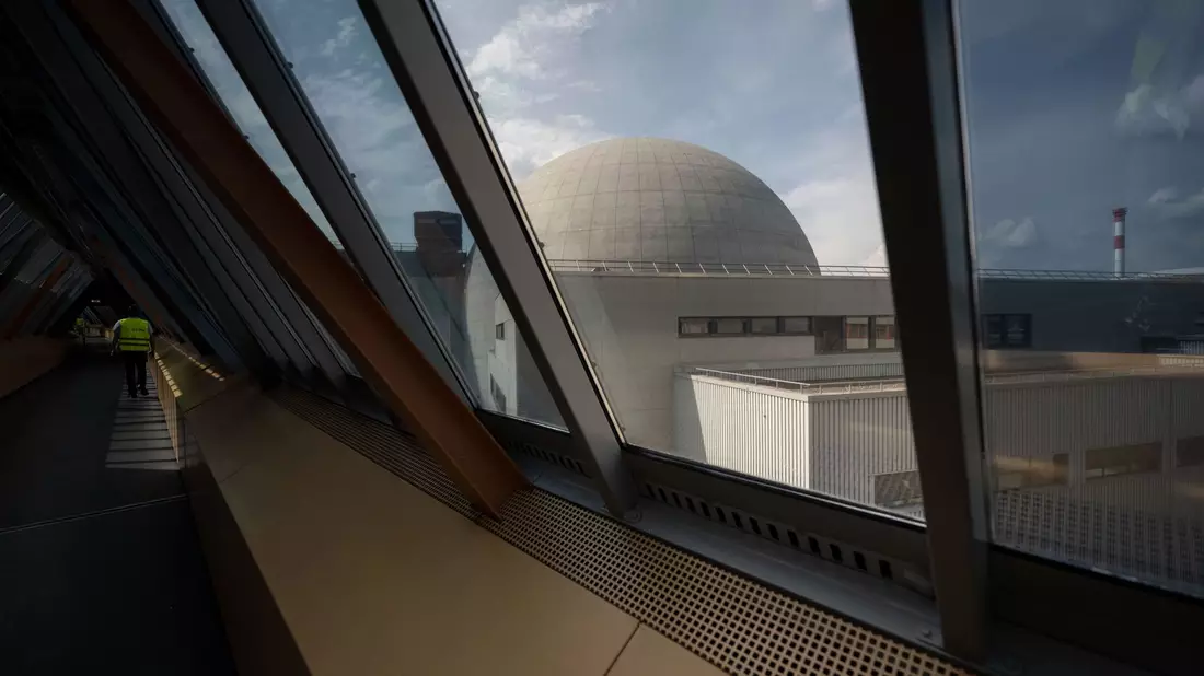 Ein Mann geht während eines Presserundgangs einen oberirdischen Gang auf dem Gelände des Atomkraftwerks Neckarwestheim entlang. - Bild: Marijan Murat/dpa