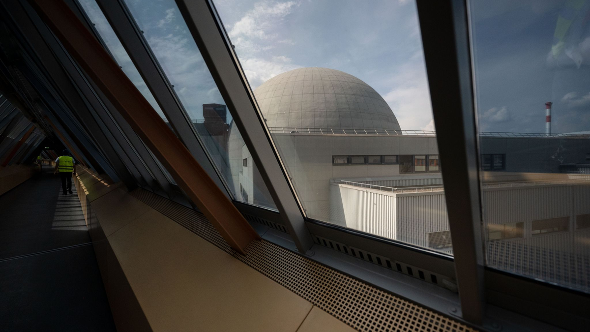 Ein Mann geht während eines Presserundgangs einen oberirdischen Gang auf dem Gelände des Atomkraftwerks Neckarwestheim entlang. - Foto: Marijan Murat/dpa