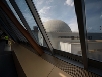 Ein Mann geht während eines Presserundgangs einen oberirdischen Gang auf dem Gelände des Atomkraftwerks Neckarwestheim entlang. - Foto: Marijan Murat/dpa