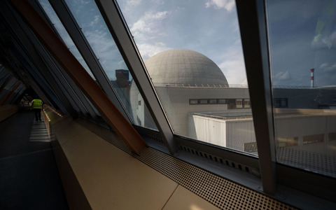 Ein Mann geht während eines Presserundgangs einen oberirdischen Gang auf dem Gelände des Atomkraftwerks Neckarwestheim entlang. - Foto: Marijan Murat/dpa