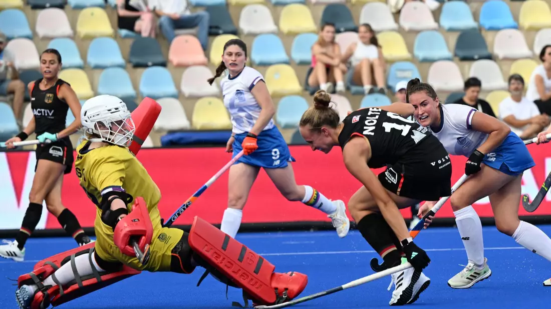 Deutschlands Lisa Nolte (r) und Schottlands Amy Gibson kämpfen um den Ball. - Bild: Federico Gambarini/dpa