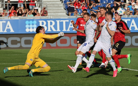 Behielt eine weiße Weste: Wiesbadens Torwart Florian Stritzel (l) faustet den Ball. - Foto: Jürgen Kessler/dpa