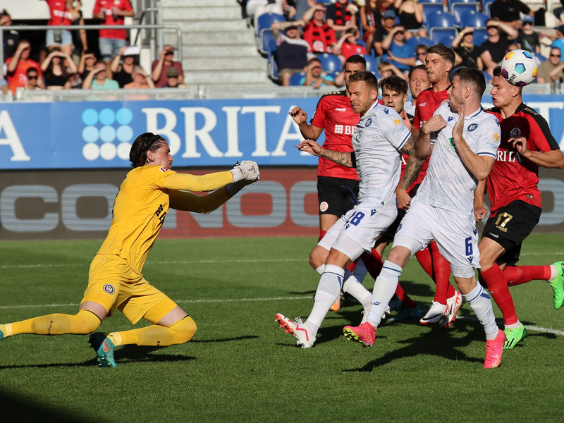 Behielt eine weiße Weste: Wiesbadens Torwart Florian Stritzel (l) faustet den Ball. - Foto: Jürgen Kessler/dpa