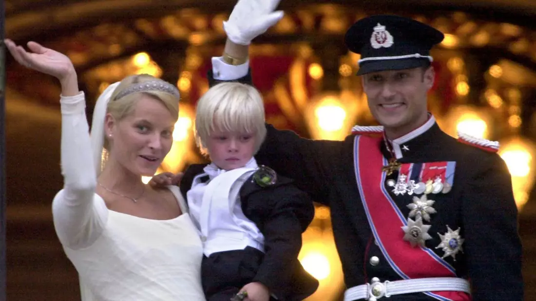 Nach der Hochzeit auf dem Balkon des Königspalastes: Kronprinz Haakon, Kronprinzessin Mette-Marit und Marius, der damals vierjährige Sohn von Mette-Marit. - Bild: Martin Athenstädt/dpa