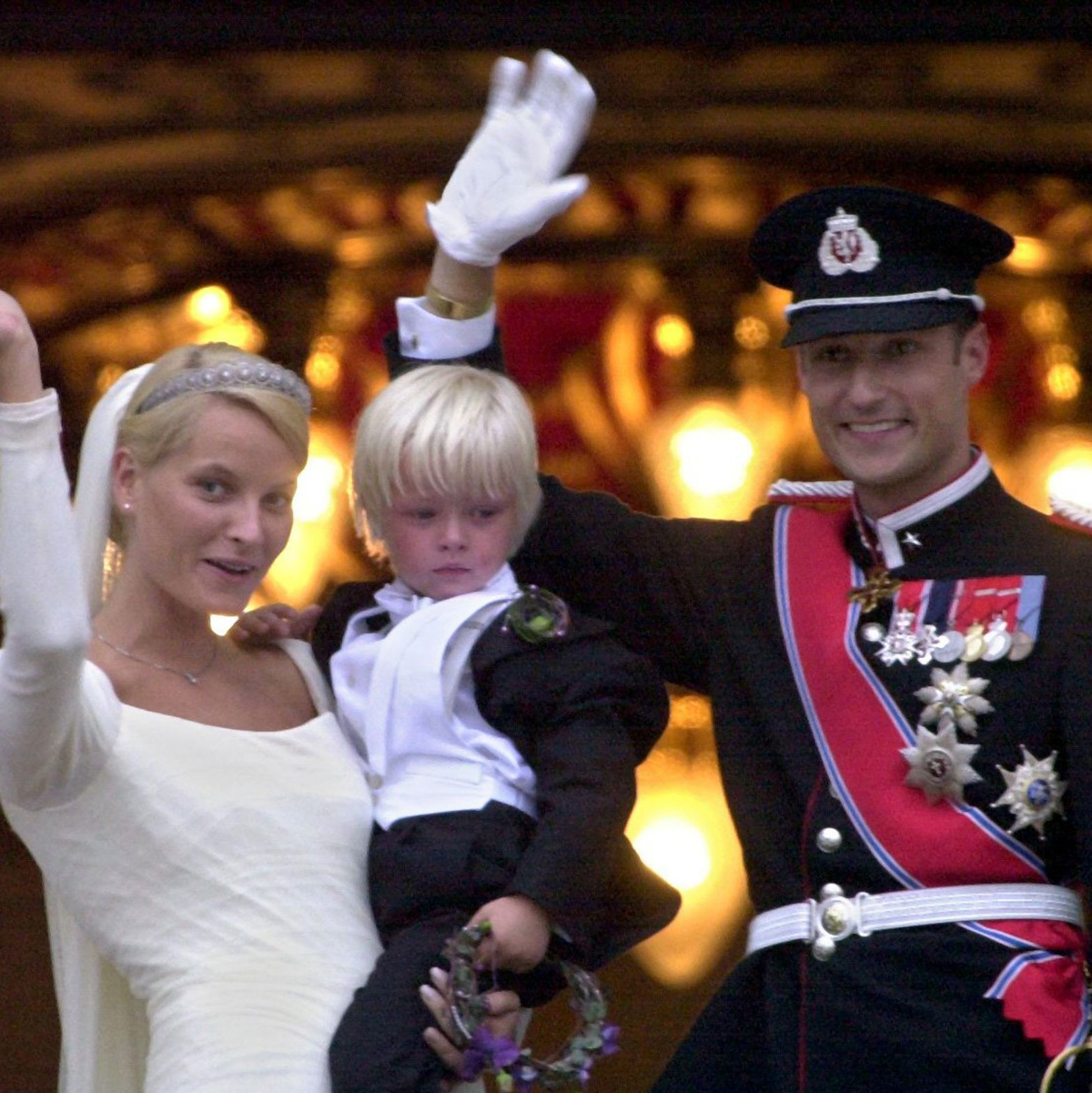 Nach der Hochzeit auf dem Balkon des Königspalastes: Kronprinz Haakon, Kronprinzessin Mette-Marit und Marius, der damals vierjährige Sohn von Mette-Marit. - Foto: Martin Athenstädt/dpa