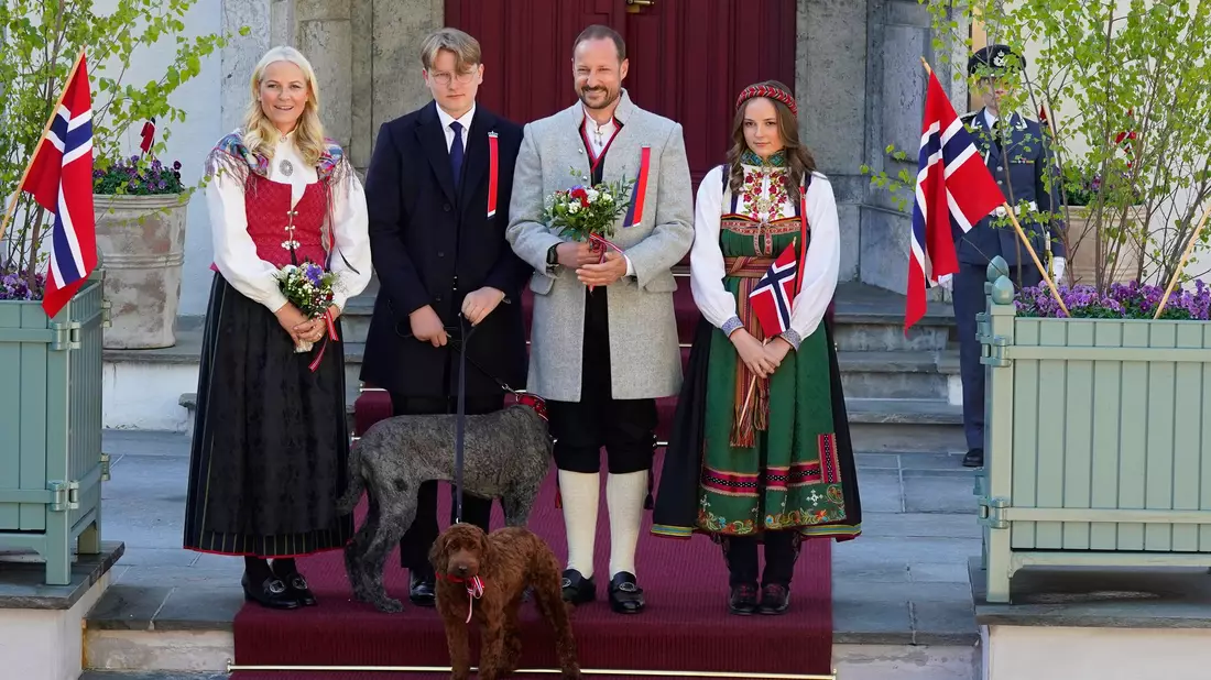 Kronprinzessin Mette-Marit (l-r), Prinz Sverre Magnus, Kronprinz Haakon und Prinzessin Ingrid Alexandra am norwegischen Nationalfeiertag. - Bild: Lise Åserud/NTB/dpa