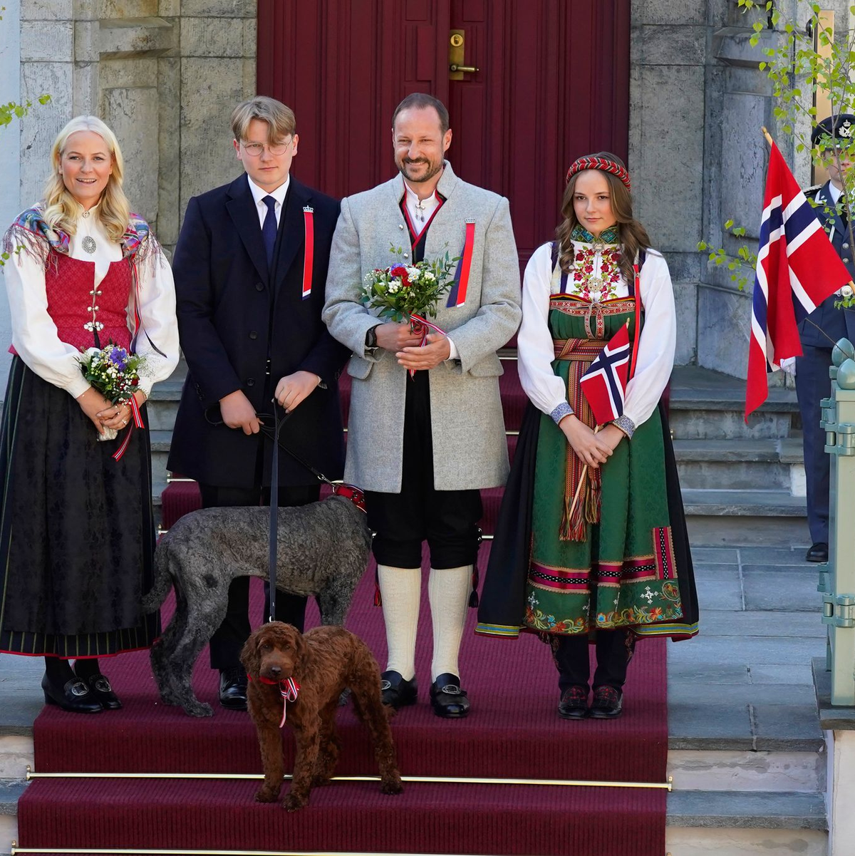 Kronprinzessin Mette-Marit (l-r), Prinz Sverre Magnus, Kronprinz Haakon und Prinzessin Ingrid Alexandra am norwegischen Nationalfeiertag. - Foto: Lise Åserud/NTB/dpa
