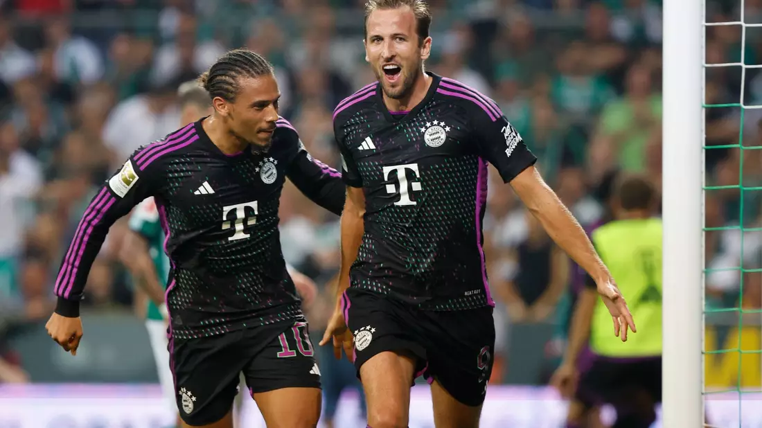 Bayerns Harry Kane (r) bejubelt seinen Premierentreffer mit Leroy Sane. - Bild: Axel Heimken/dpa