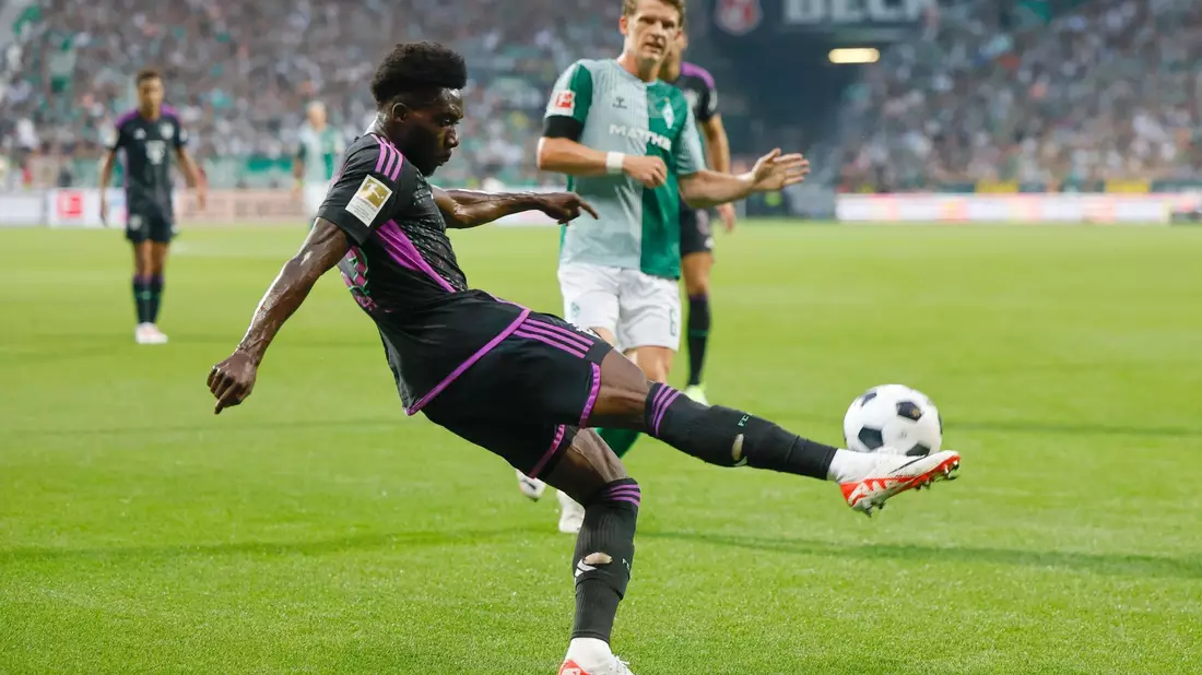 Sorgte mit seinem Antritt für Unruhe in der Werder-Defensive: Bayerns Alphonso Davies. - Bild: Axel Heimken/dpa
