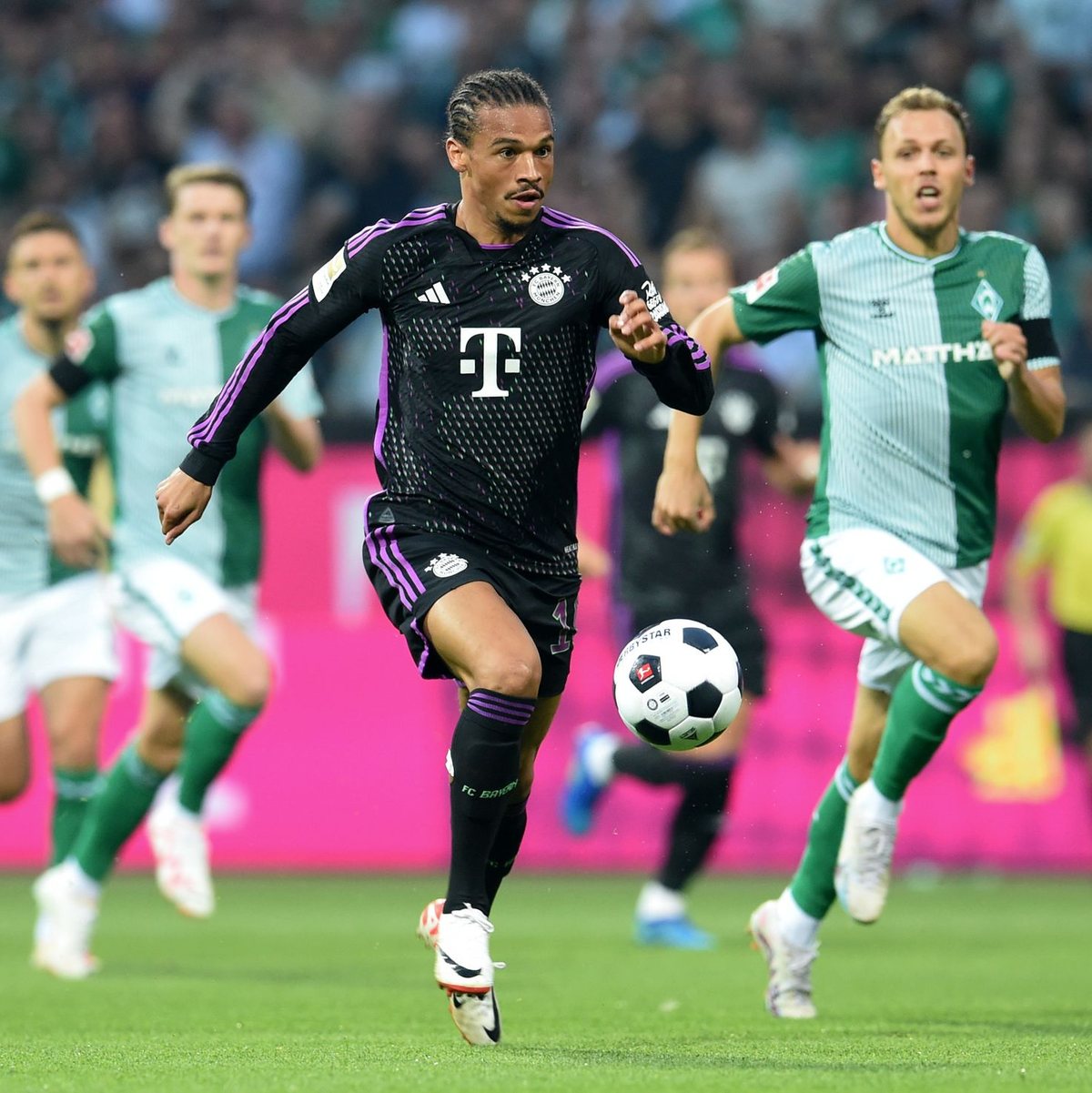 Bayerns Leroy Sane auf dem Weg zum 1:0. - Foto: Carmen Jaspersen/dpa