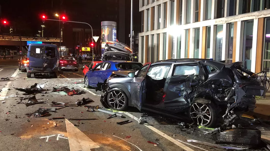 Unfallfahrzeuge türmen sich in der Innenstadt von Köln. - Bild: Petra Albers/dpa