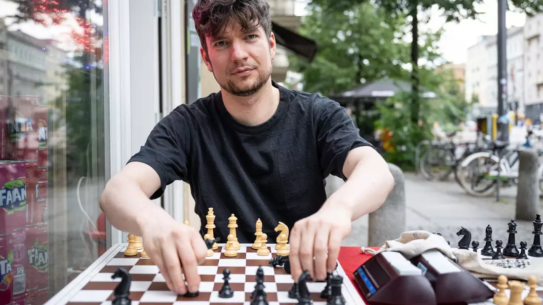 Beinahe täglich spielt Wolf B?ese vor dem Späti mit fremden Menschen Schach. - Bild: Hannes P. Albert/dpa