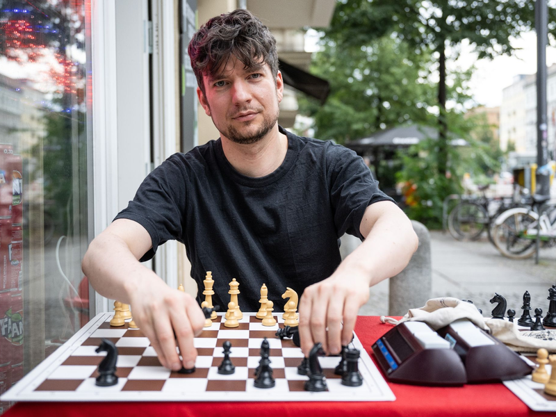Angehöre von Geiseln und Teilnehmer der Veranstaltung stehen auf dem Beblplatz. Der Bebelplatz soll für einige Wochen symbolisch zum «Platz der Hamas-Geiseln» werden. Es wurden auch 132 leere Stühle aufgestellt. - Foto: Hannes P. Albert/dpa