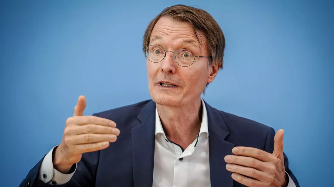 Der Forschungsstandort Deutschland habe in den vergangenen zehn Jahren schleichend an Attraktivität verloren, sagt Karl Lauterbach. - Bild: Kay Nietfeld/dpa
