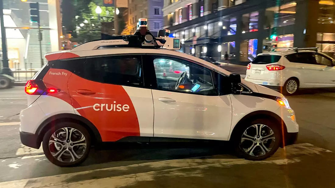 Ein fahrerloses Taxi von der Robotaxi-Firma Cruise in San Francisco. - Bild: Marty Bicek/ZUMA Press Wire/dpa
